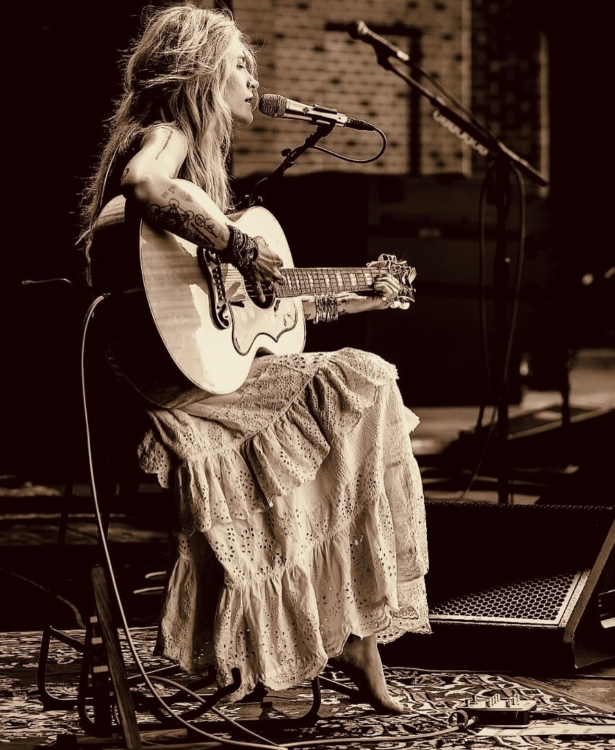 成年後的Paris發展多元演藝事業。