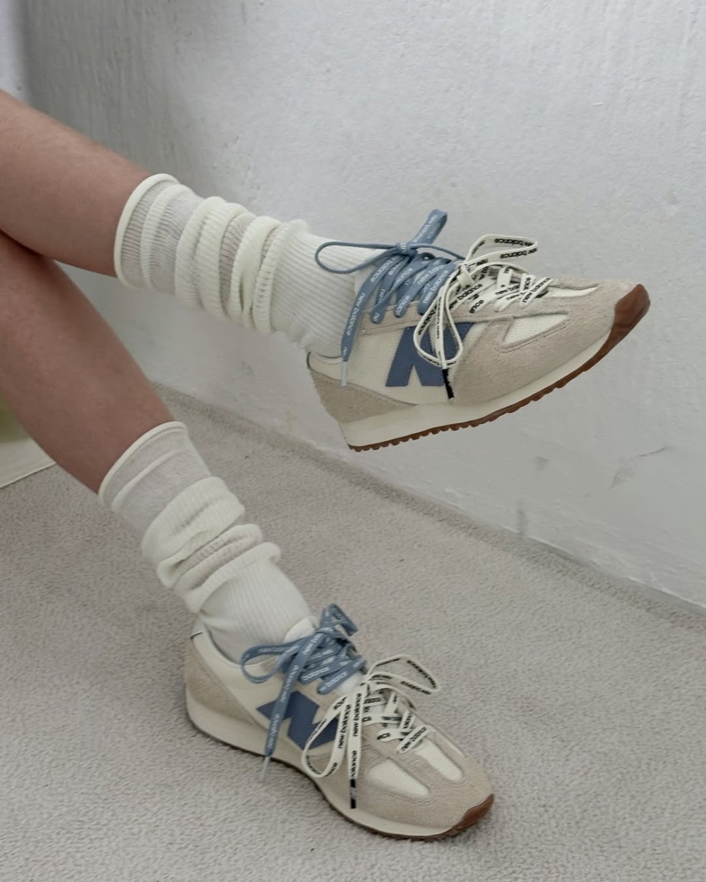 她最近在IG釋出幾張穿搭日常，腳上的New Balance 471薄底鞋毫不費力成為全場焦點