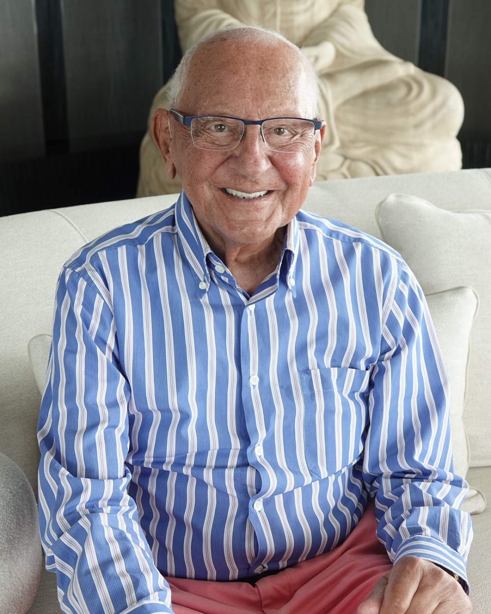 在冷硬的法律世界裡,他卻用最柔軟的方式提醒我們:法律之外,更有人性。