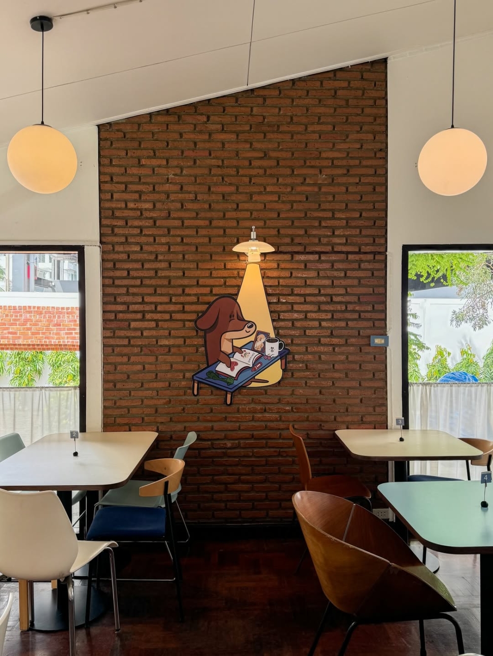 店內裝潢以北歐風為主題，融合了木質元素與柔和色調