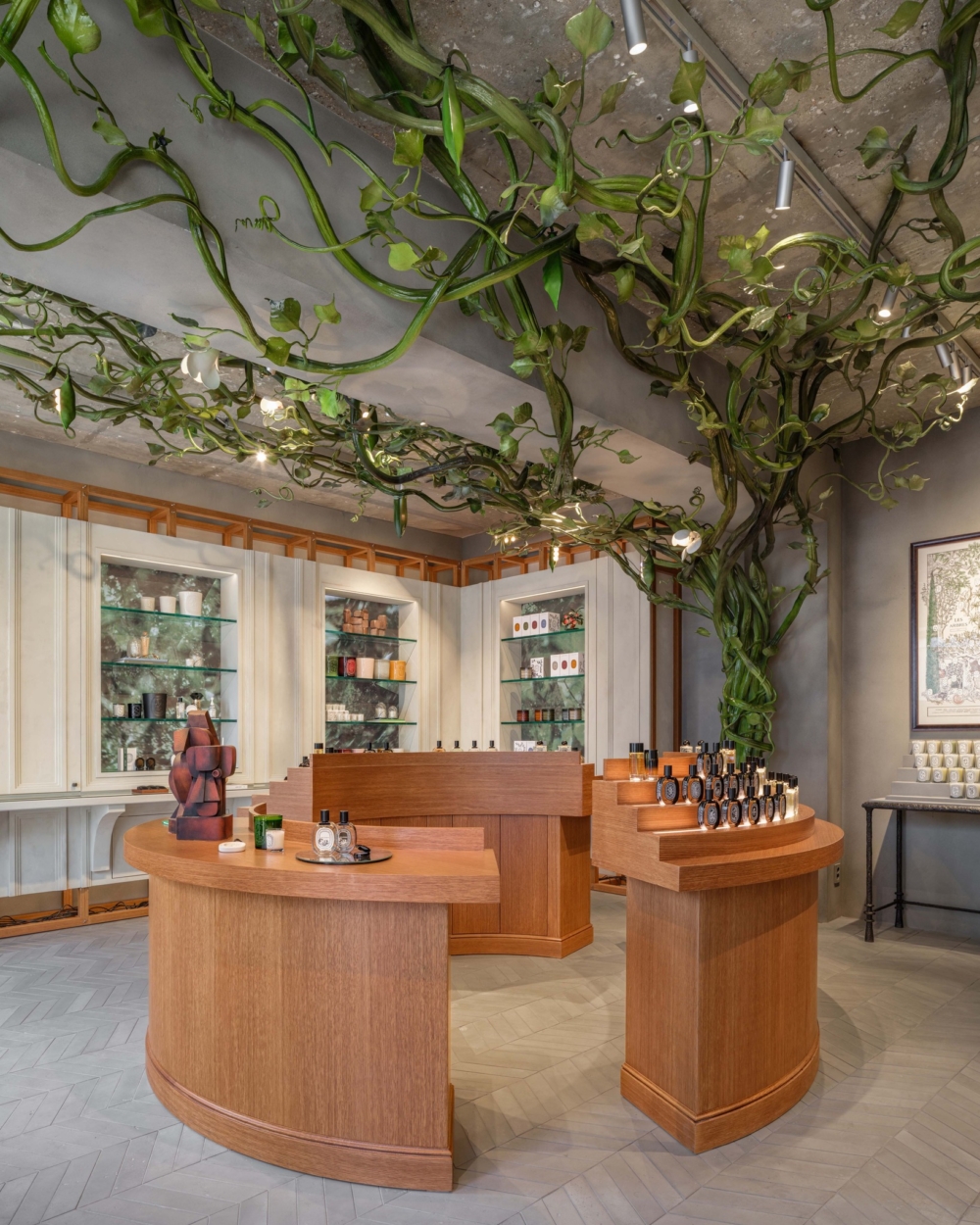 店內最引人注目的，是由法國工藝大師 La Forge Robert 精心打造的巨大鐵藝魔豆藤，