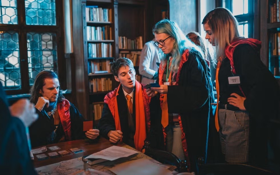 在這場命名為「Wintertide」的LARP活動中，參加者齊聚波蘭的Czocha古堡（Czocha Castle），感受冰冷冬日外的溫暖魔法氛圍。