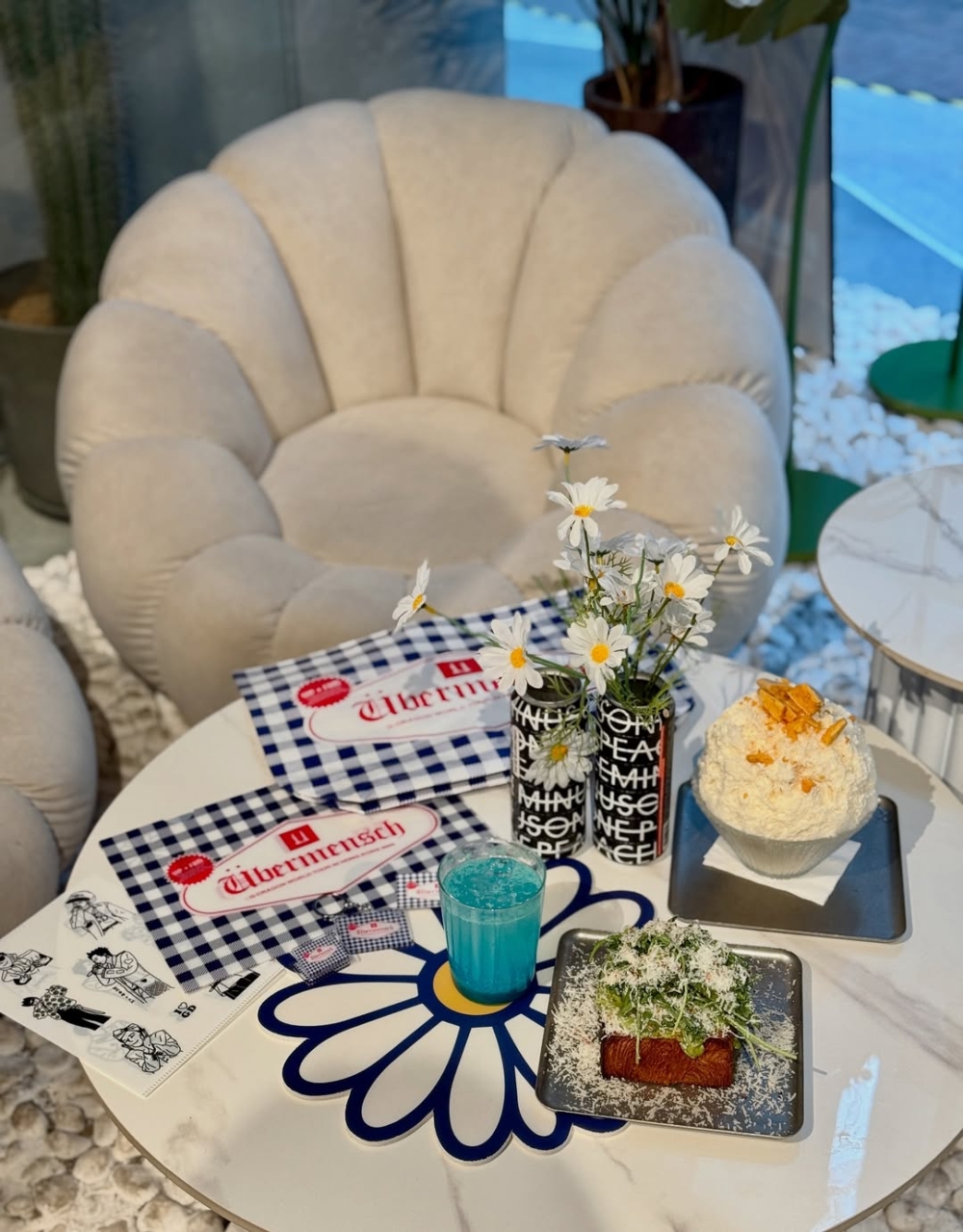 桌上的花瓶則是聯名啤酒瓶，裡面插著的也是小雛菊