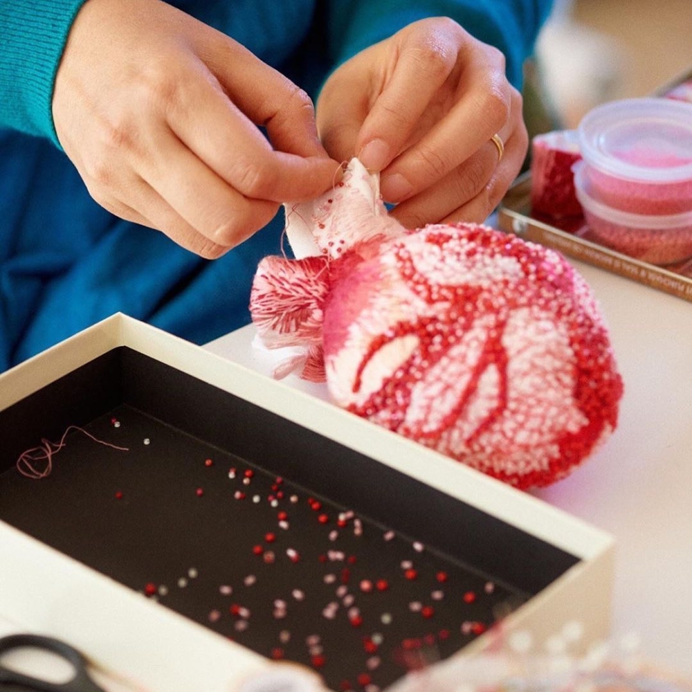 族譜裡沒有她們的名字:日裔韓籍藝術家Ema Shin用一針一線繡成心臟紀念家族消失的女性,把她們握在手裡放進心裡