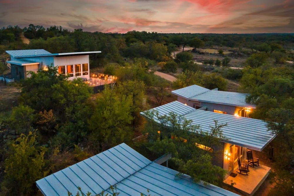 美國德州的這四對老友夫妻卻真的勇敢實踐。