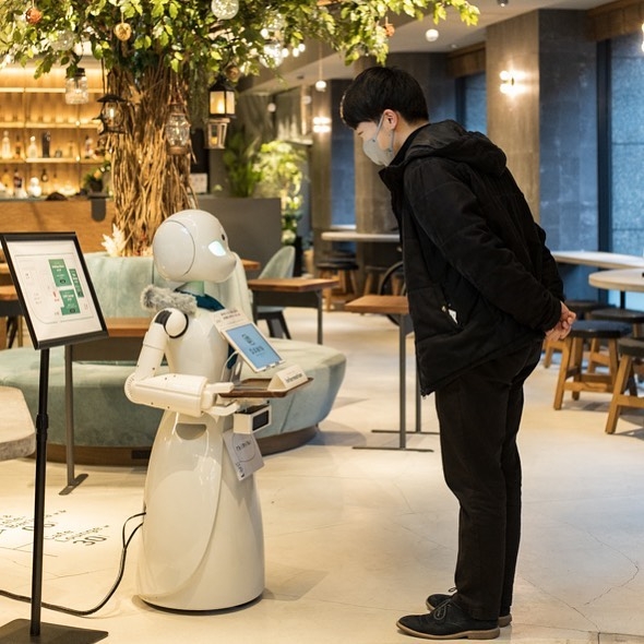 每一個穿梭店內的機器人背後，都連結著一位行動受限的「飛行員」