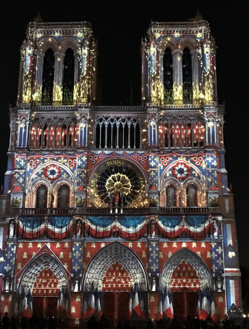 巴黎聖母院在夜幕降臨時顯得更加神秘莫測