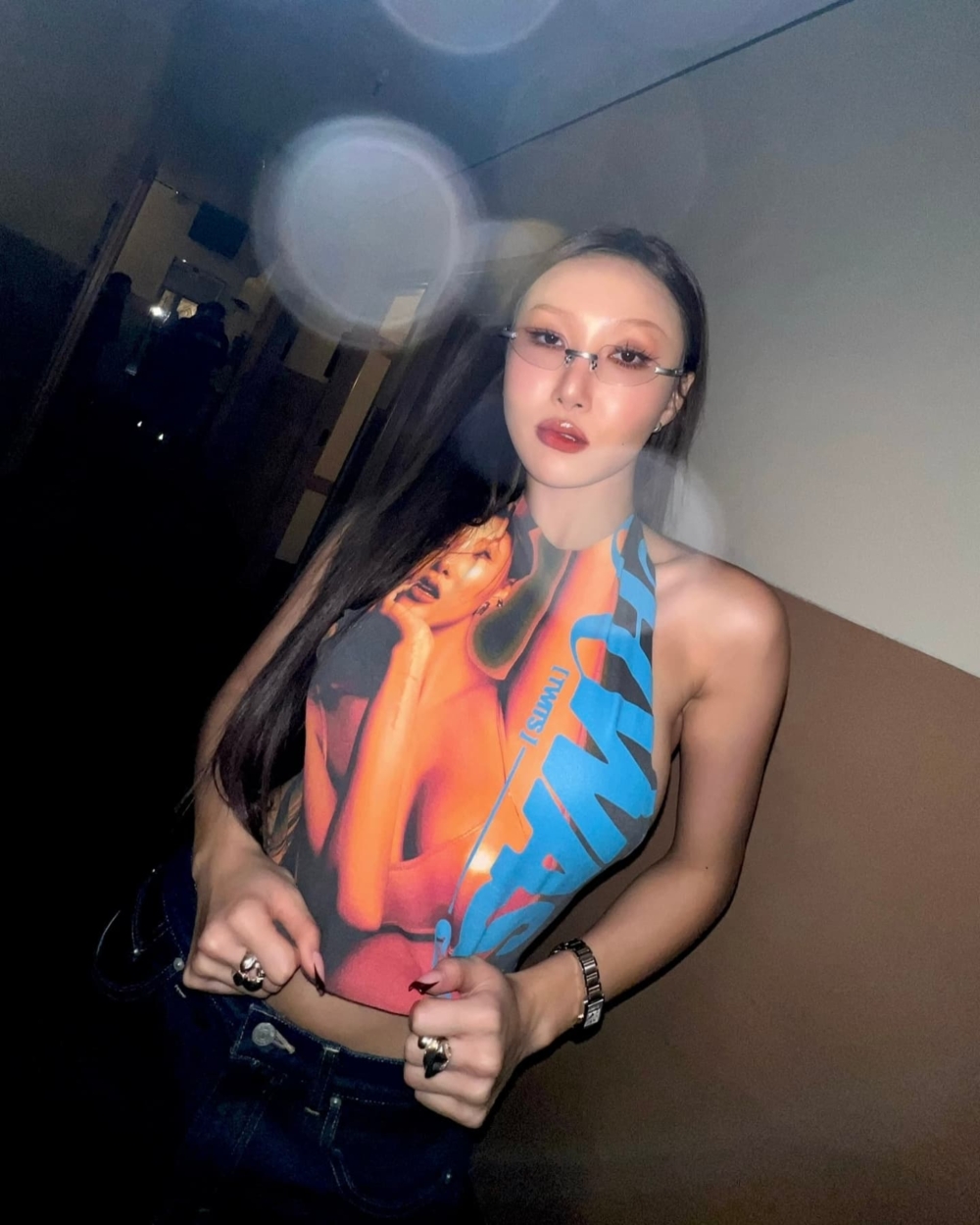 上唇前先擦潤唇膏打底,再用唇刷疊擦唇釉,持妝力更佳