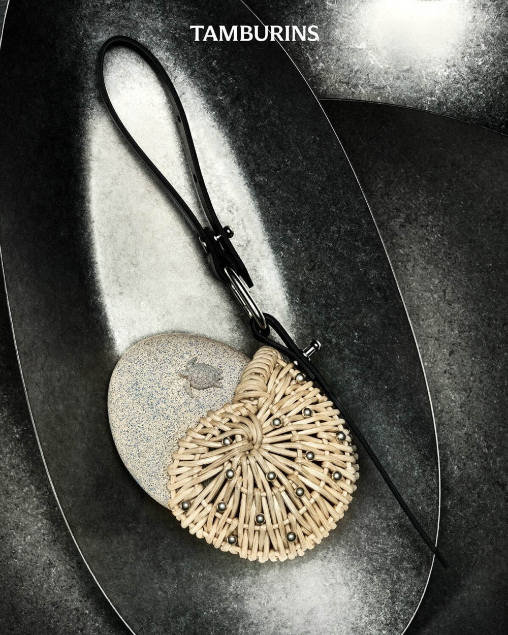 夏日風格的藤編香瓶套，讓香氛也成為隨身配件之一