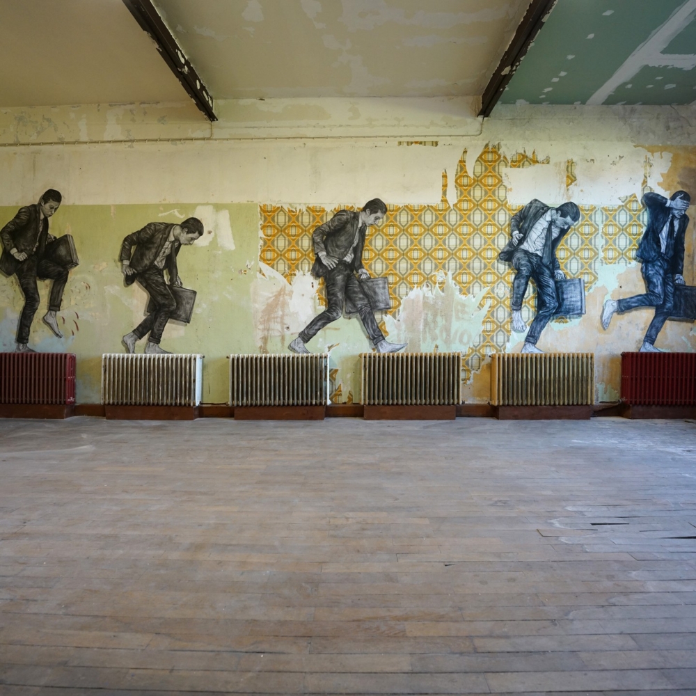 手法深受漫畫與電影啟發，帶著一點諷刺卻不失親切感