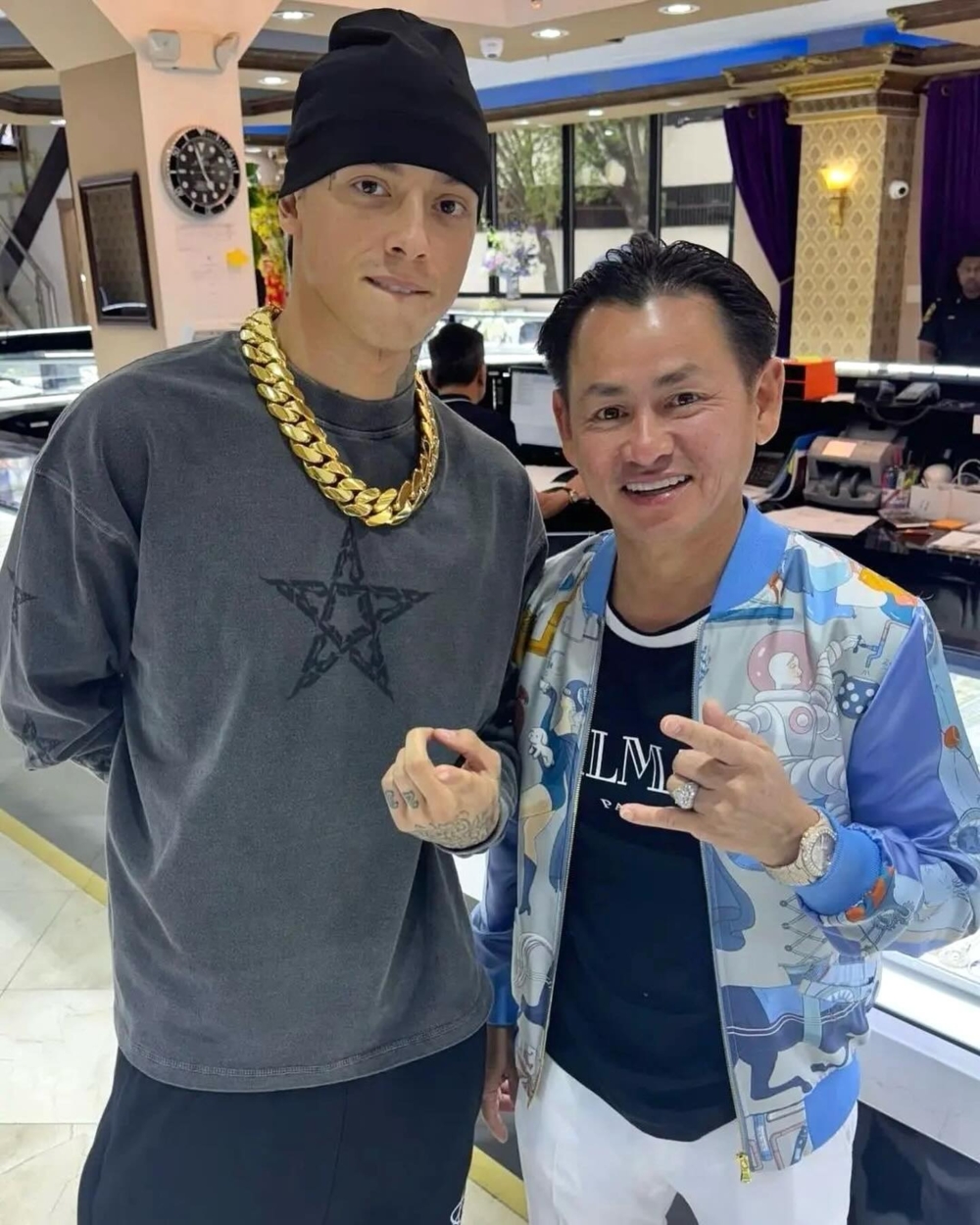 Johnny的客戶名單逐漸擴大,從休士頓的饒舌歌手,變成了全球頂尖嘻哈明星的專屬珠寶匠