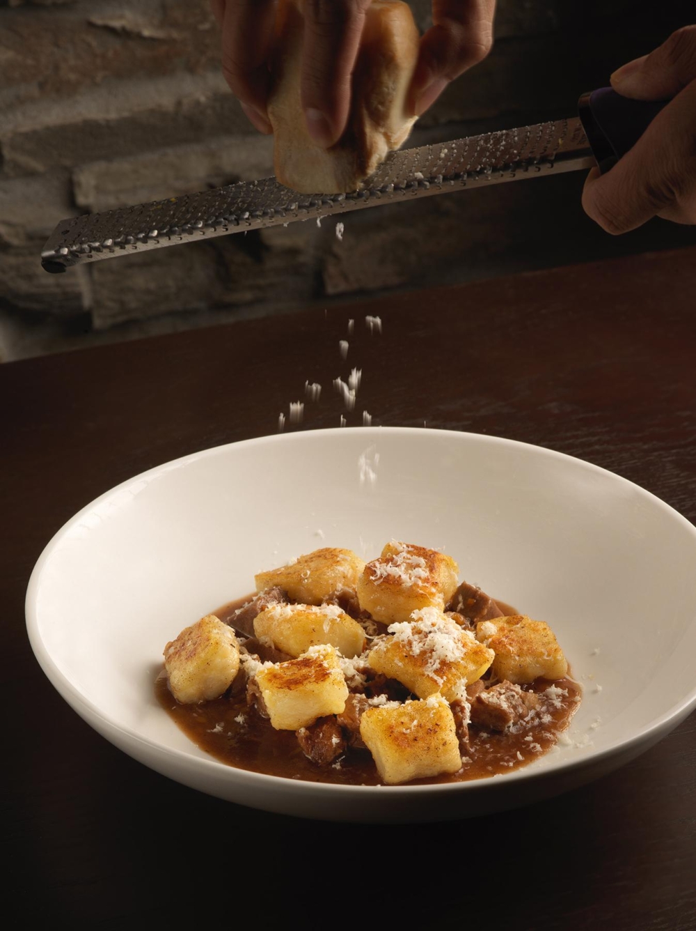 Crispy Gnocchi alla Iberico（晚市限定）外層酥脆、內裡柔軟的薯糰丸子，佐以西班牙豬肉醬融合豬肋條、豬臉頰與香腸，點綴茴香花粉與煙燻 Scamorza 芝士，每一口都散發甘香濃郁的層次風味。