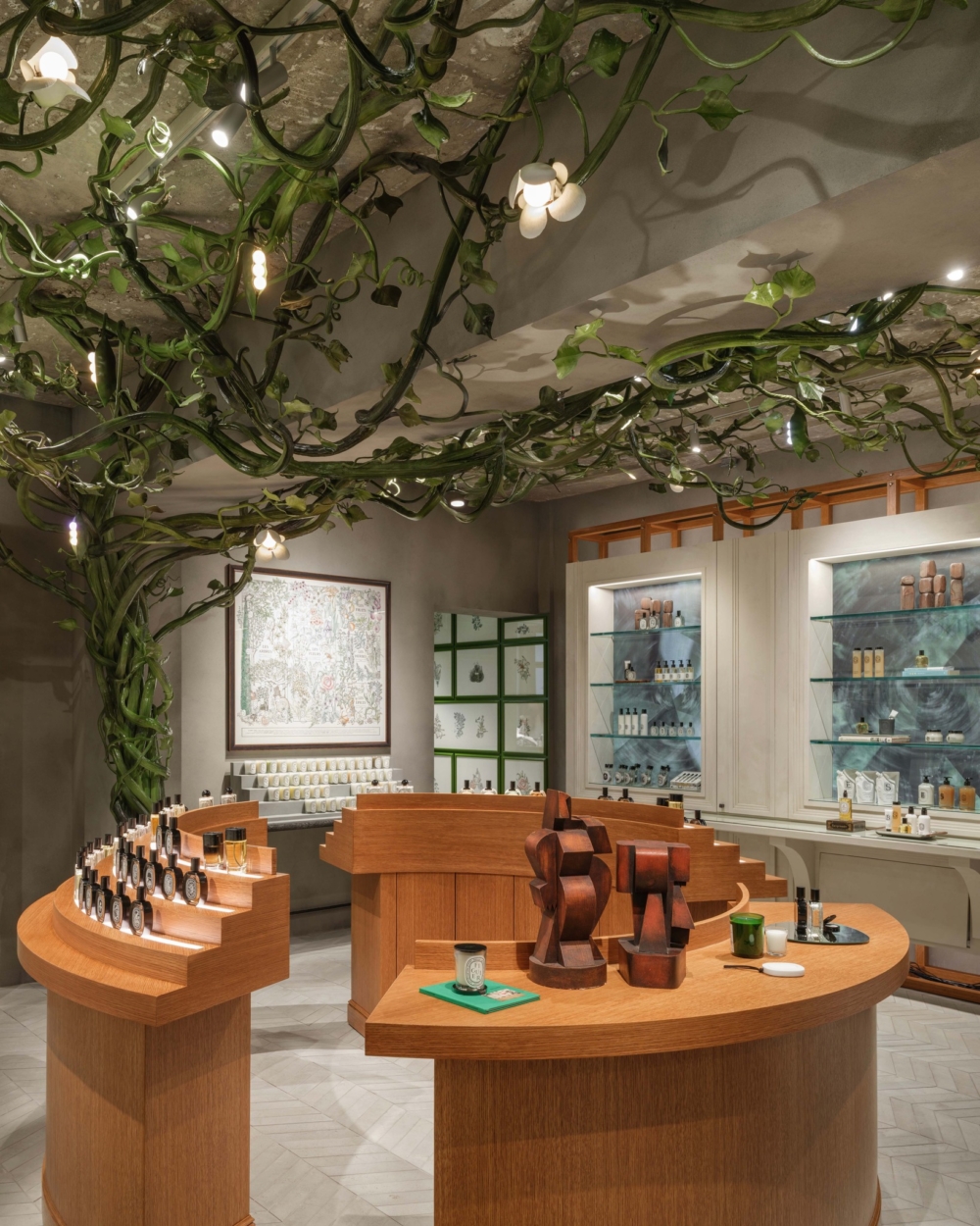 店內最引人注目的，是由法國工藝大師 La Forge Robert 精心打造的巨大鐵藝魔豆藤，