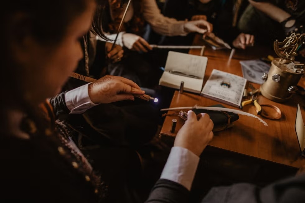 從迷宮般的古堡探索、學習魔法課、參加社團活動，到最後的冬日舞會與競爭激烈的學院盃。