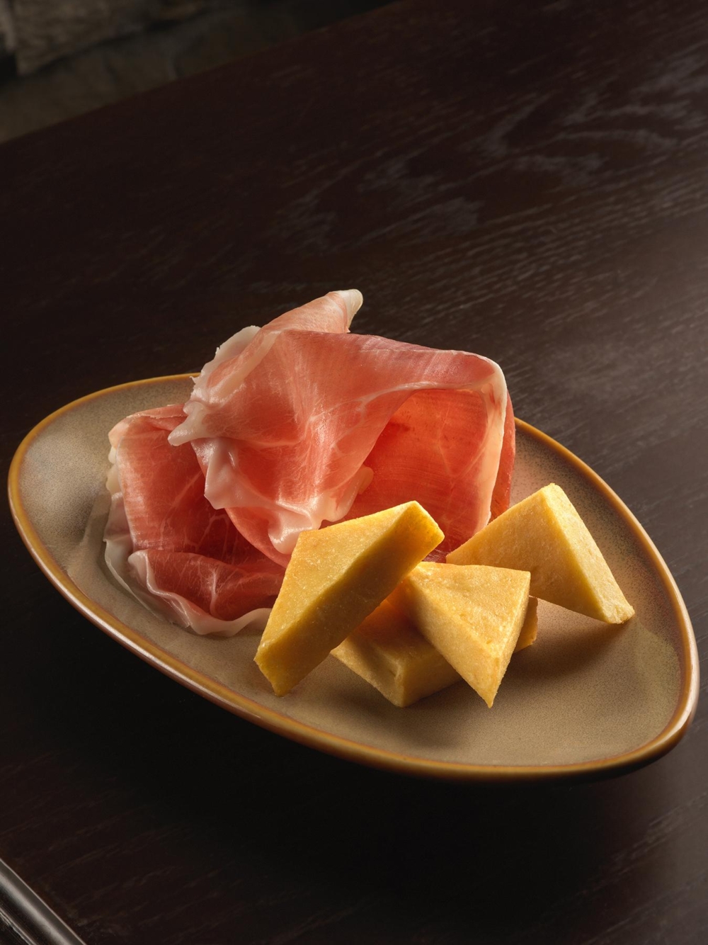 Culatello di Zibello，來自西西里街頭的經典小食，12個月熟成的意大利 Culatello 火腿，肉質細膩純正，搭配香脆油炸的西西里鷹嘴豆蓉，每一口都散發濃郁地中海風情。