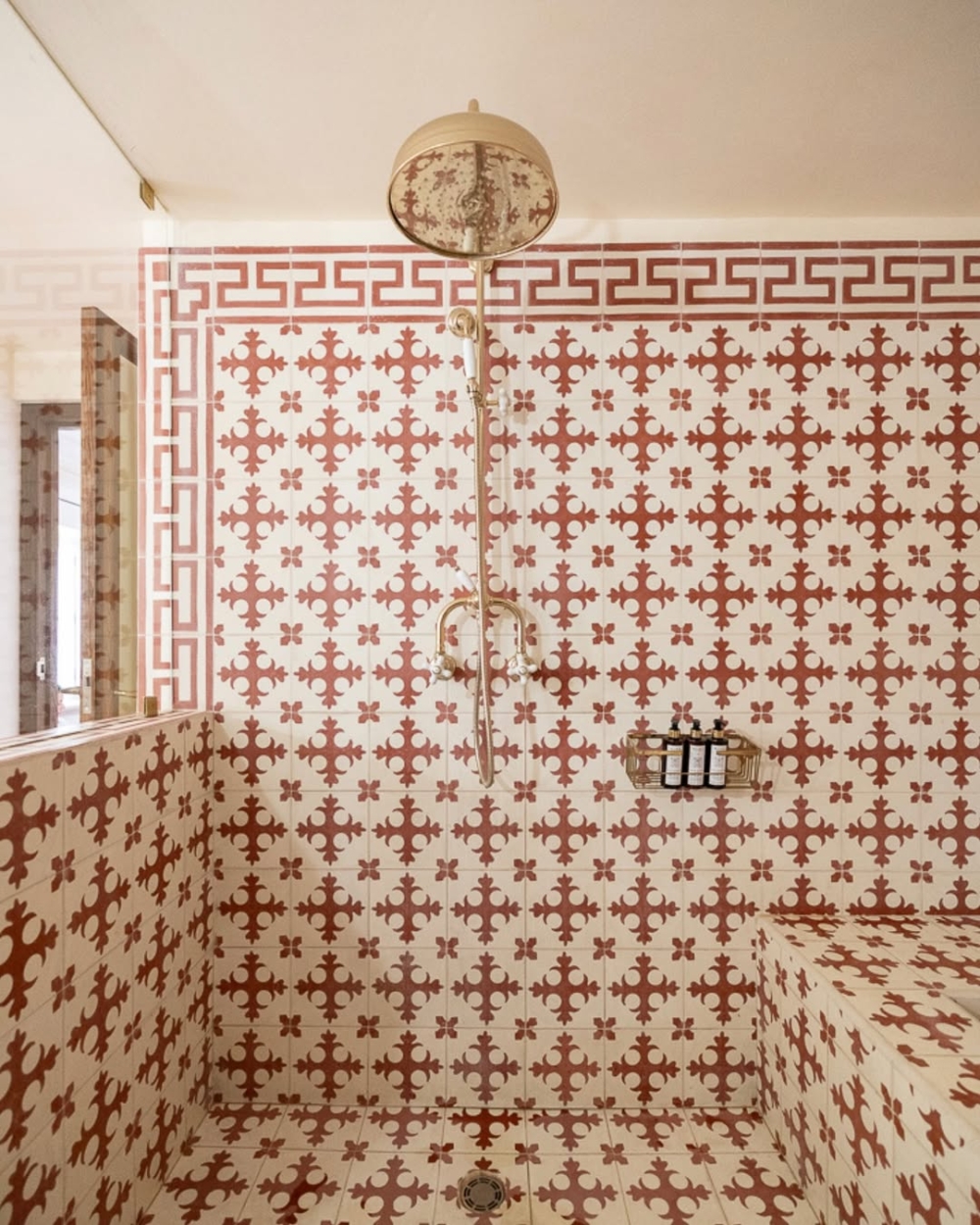 紅色在空間中不只是視覺符號，更是一種能量與連結。