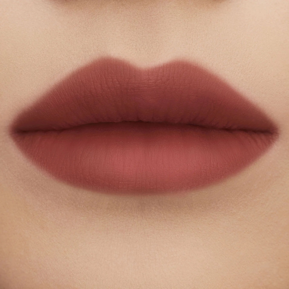 這支「威士忌冰茶」一上唇就像為妝容添上一抹高級氛圍