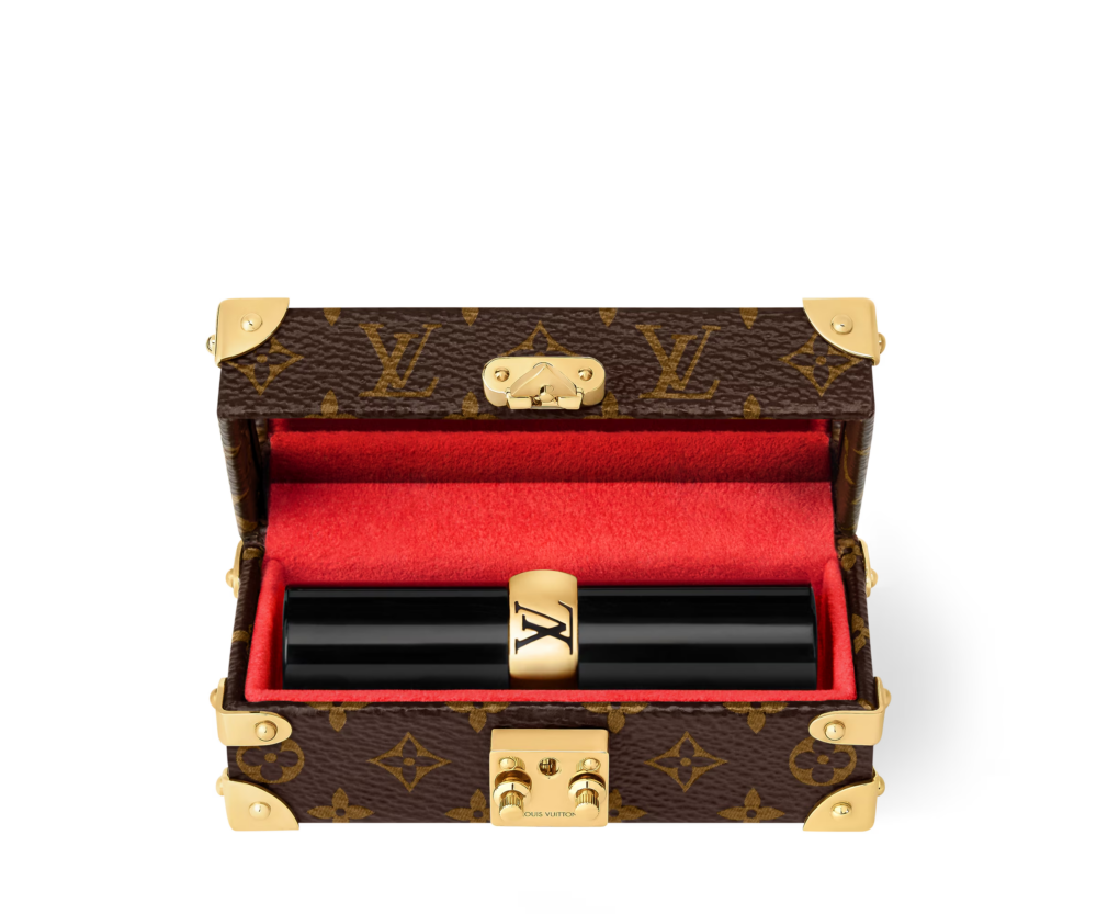 內部更使用柔軟的紅色纖維襯裡保護唇膏,整體更顯高級