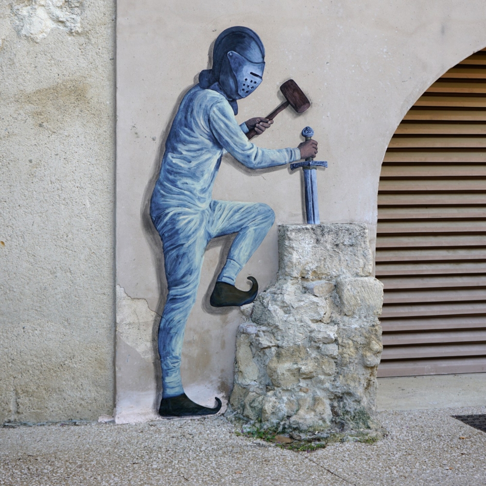 儘管具體移除時間和原因未見明確報導，但推測可能是物業整修或市政清潔所致