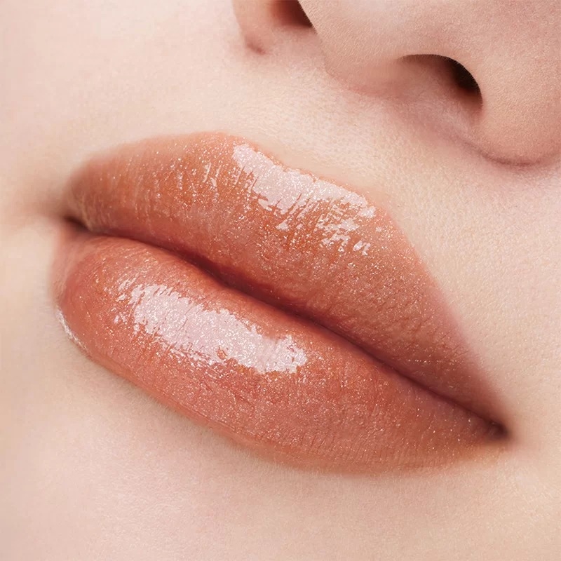 幻光野玫是一支低飽和紅茶裸棕色,低調卻帶著細膩質感