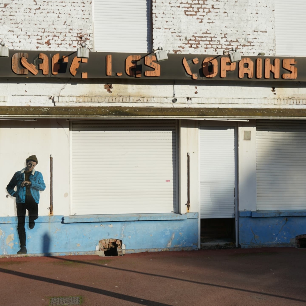 回想過去，人們偶然發現一幅街頭塗鴉時，會駐足良久，細細品味藝術家想傳達的訊息