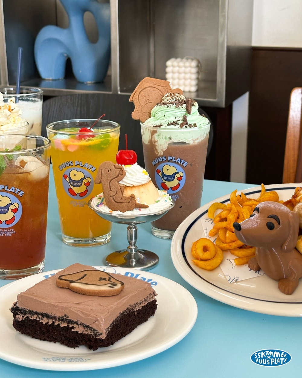 「臘腸熱狗」搭配卷卷薯條、臘腸狗焦糖布丁、臘腸狗巧克力蛋糕等