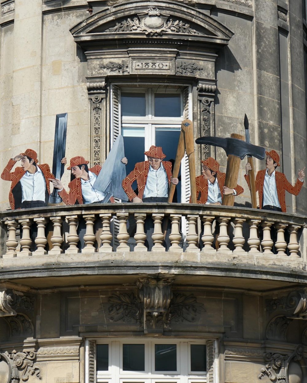 從「靜謐欣賞」到「瘋狂打卡」的轉變，不僅改變了我們與藝術互動的方式