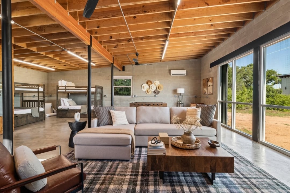 委託建築師Matt Garcia設計出四棟約10坪的小木屋。