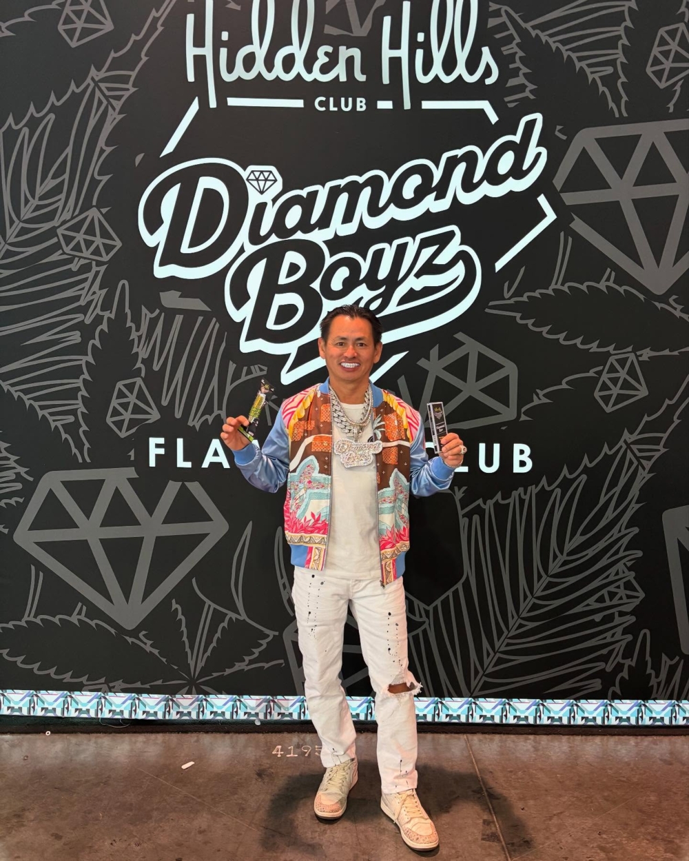 Johnny Dang原名Đặng Anh Tuấn,1973年出生在越南中部一個偏遠小鄉村