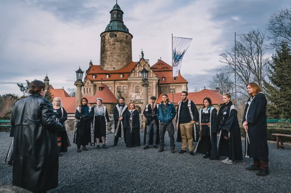 這段魔法旅程都將在冰雪與燭光間長存記憶，讓每個參與者成為這場冬季童話的主角。