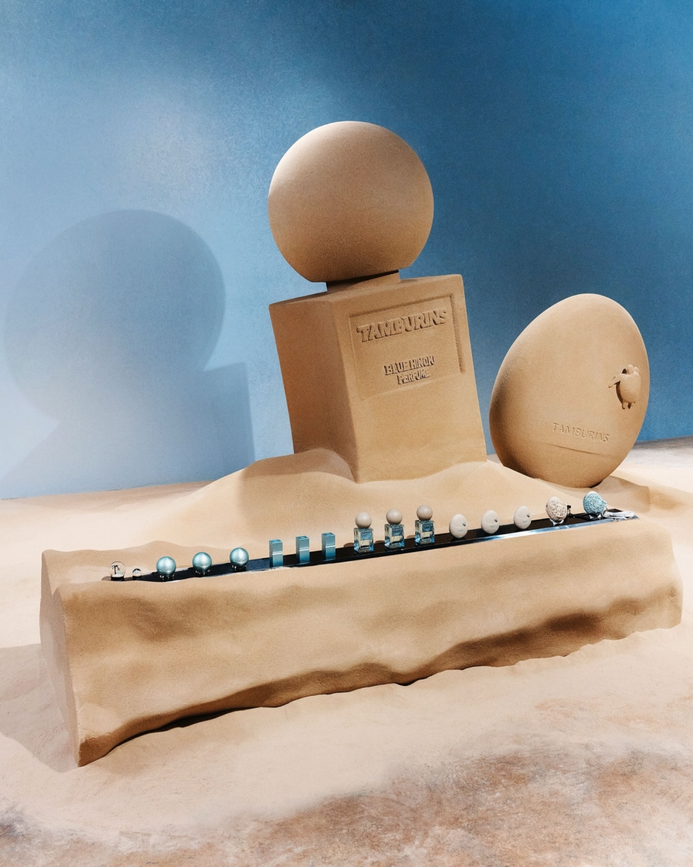 獨特的瓶子設計讓人聯想到海邊的沙灘