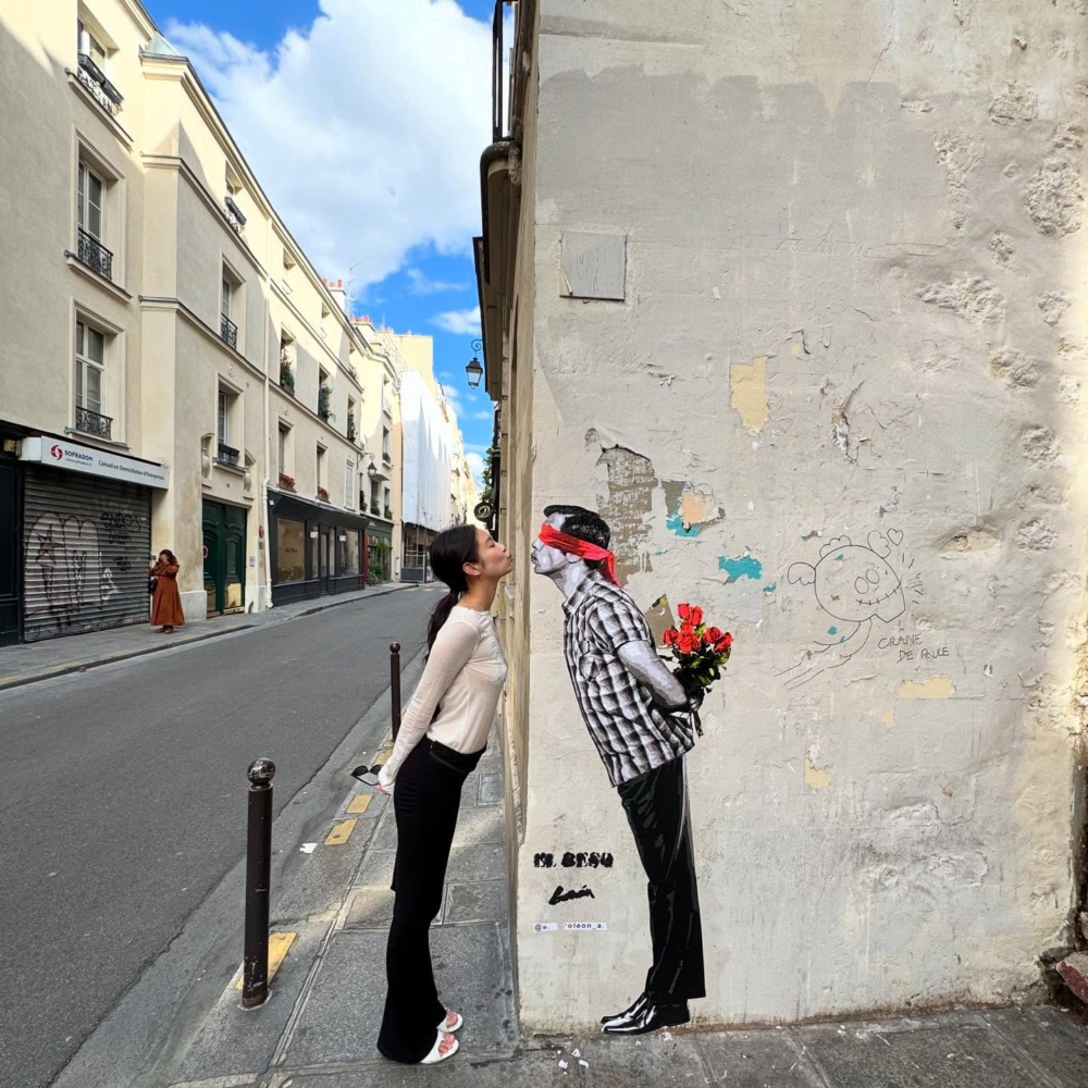 Jennie 引發打卡潮：巴黎街頭作品遭清除