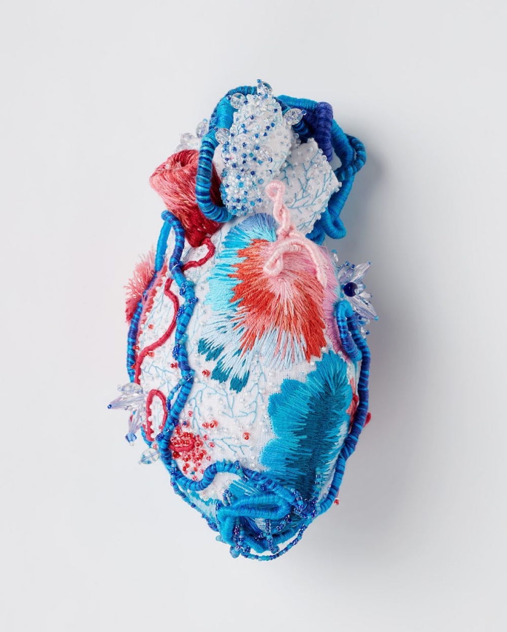 Ema Shin 的手縫心臟雕塑提醒我們,有些名字缺席在族譜裡,但她們的影子仍在我們的身體裡、情感裡