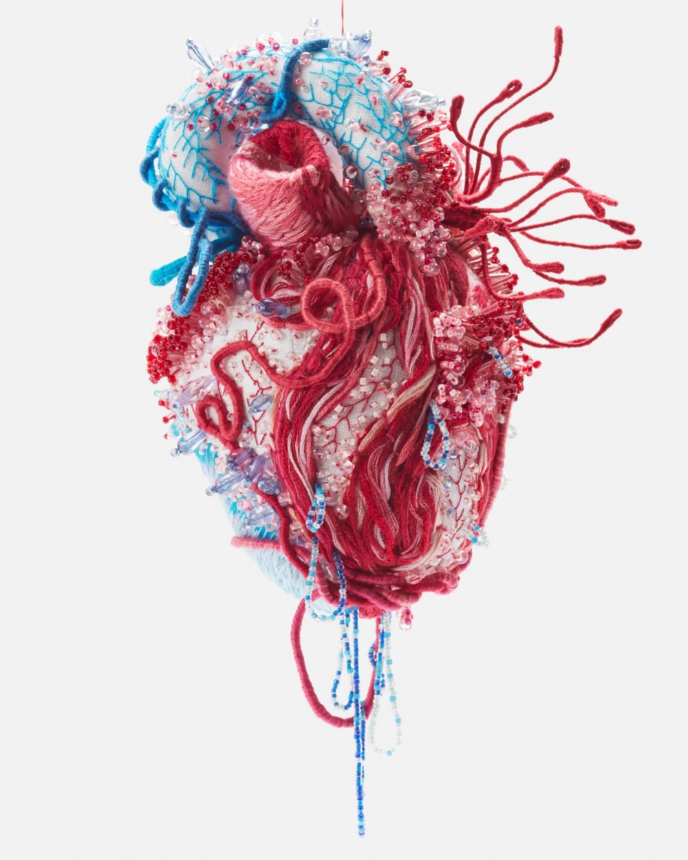 Ema Shin 的手縫心臟雕塑提醒我們,有些名字缺席在族譜裡,但她們的影子仍在我們的身體裡、情感裡