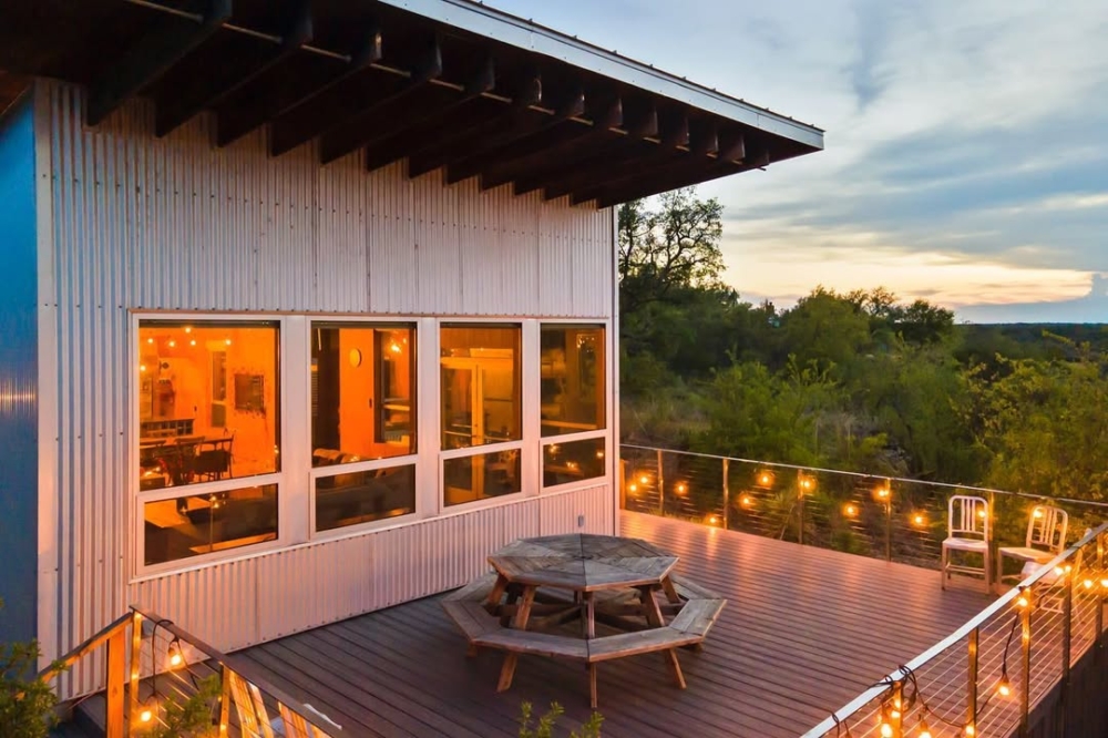 外牆以反光鋼材抵禦德州酷熱，內裝則以自然原木配色營造溫暖氛圍。