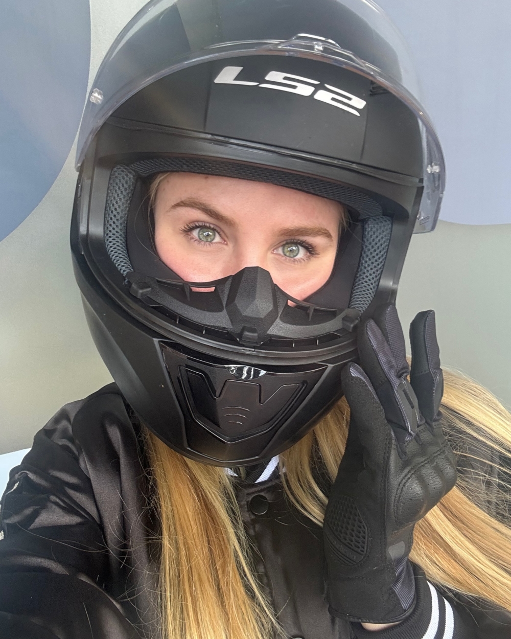 在今年 2025 年的 5 月Carolina 在社群上分享了自己騎重機發生嚴重車禍的經歷