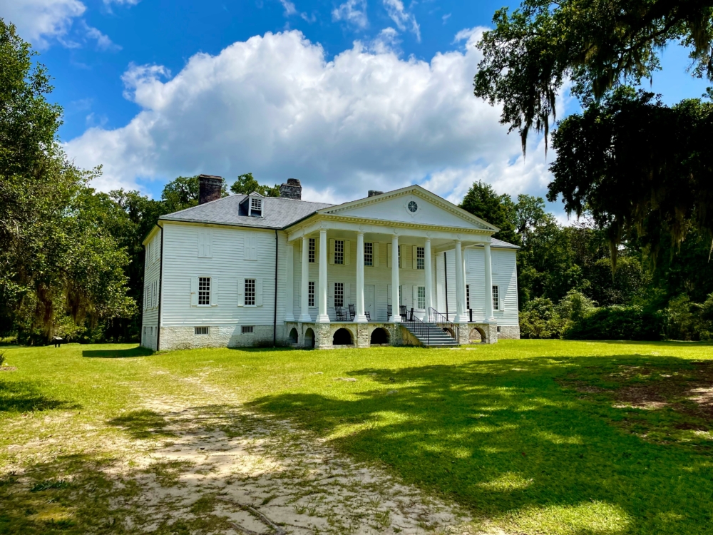 在當地房源極度短缺的背景下,他買下的許多房屋卻長期空置,它們的價值不在於居住,而在於版圖的完整性