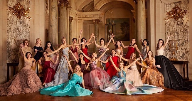 16 歲時的 Carolina 就參加了著名的巴黎名媛舞會,穿著 Ralph & Russo 的高定禮服