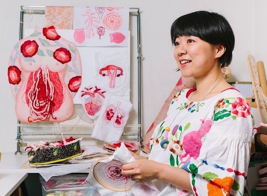 藝術家用針線縫製心臟,不是解剖課的標本,而是「為那些消失的女性留下一顆跳動的心」。