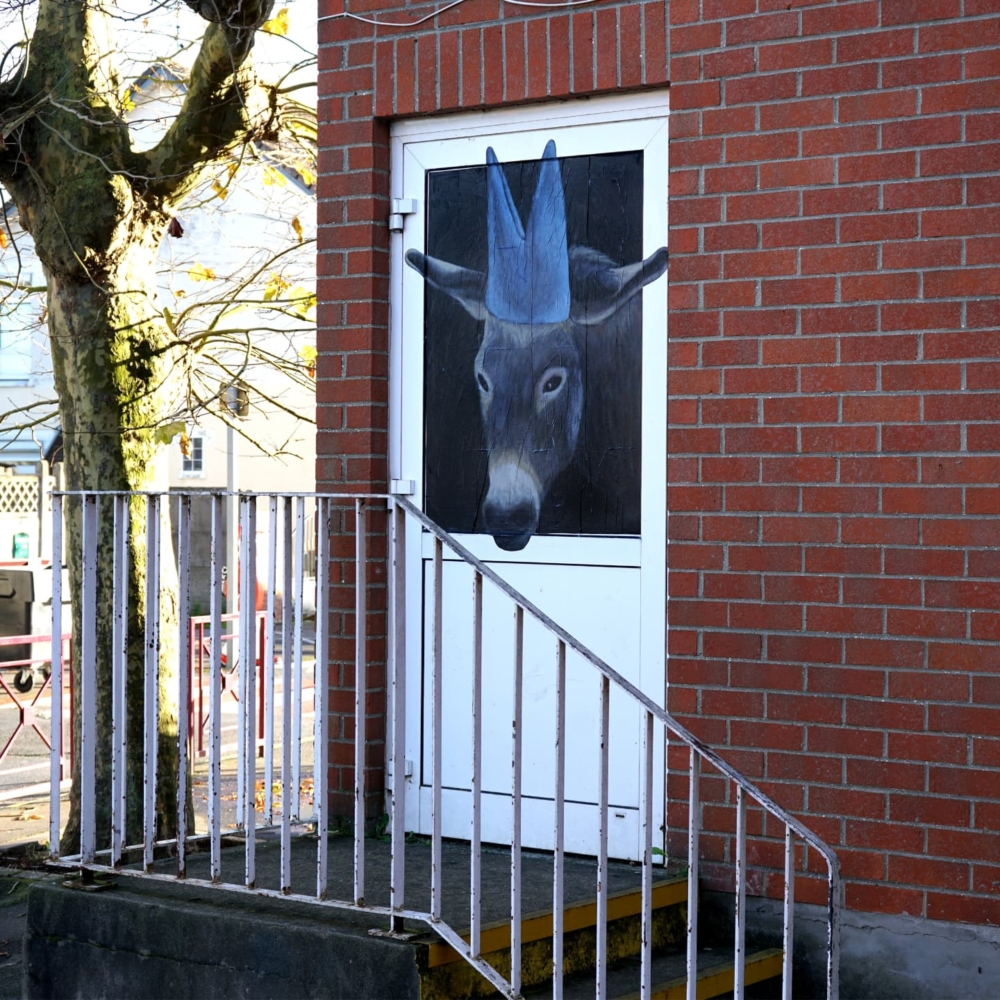 回想過去，人們偶然發現一幅街頭塗鴉時，會駐足良久，細細品味藝術家想傳達的訊息