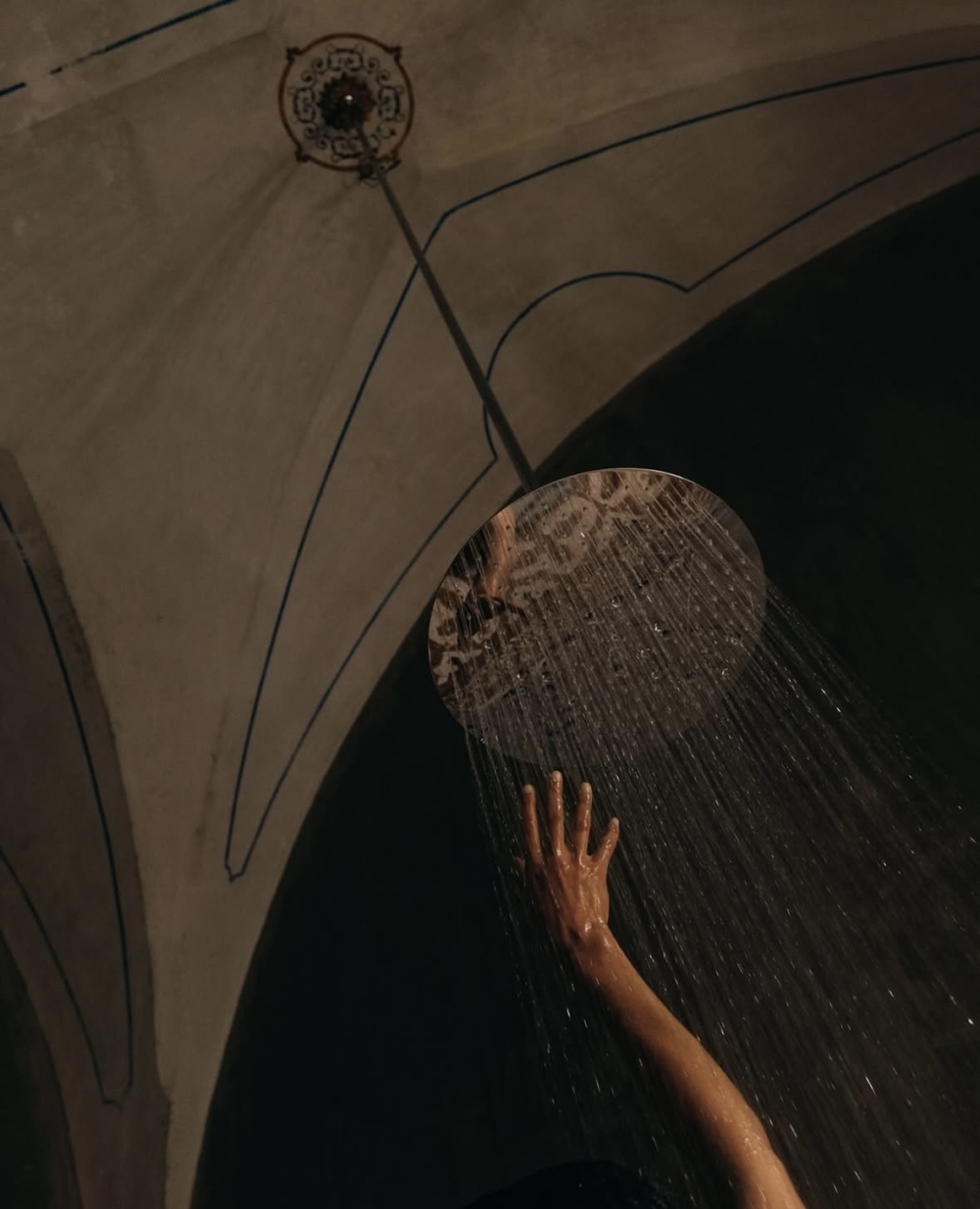 6公尺高的雨淋式水霧淋浴從拱型高天花傾斜而下。