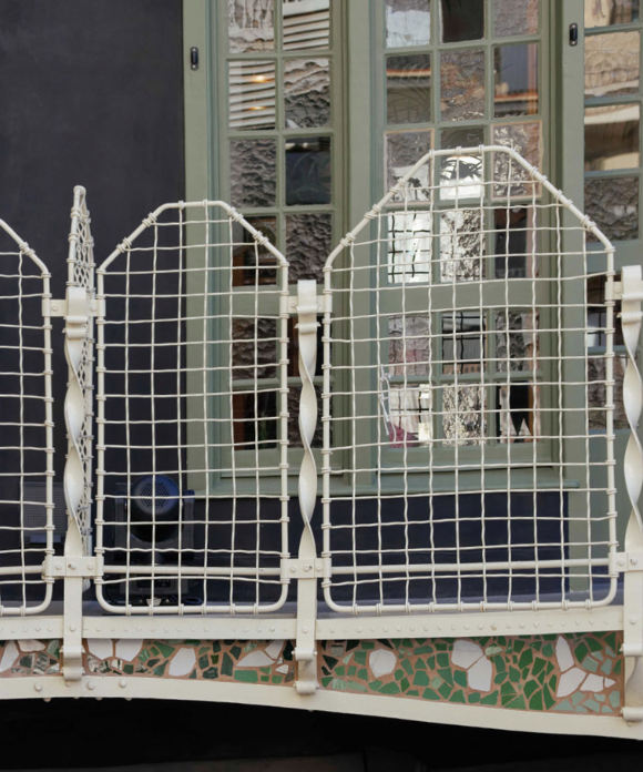 修復工程還涵蓋了露台鐵件、樓梯扶手、天花板飾條以及著名的Nolla幾何瓷磚地板。