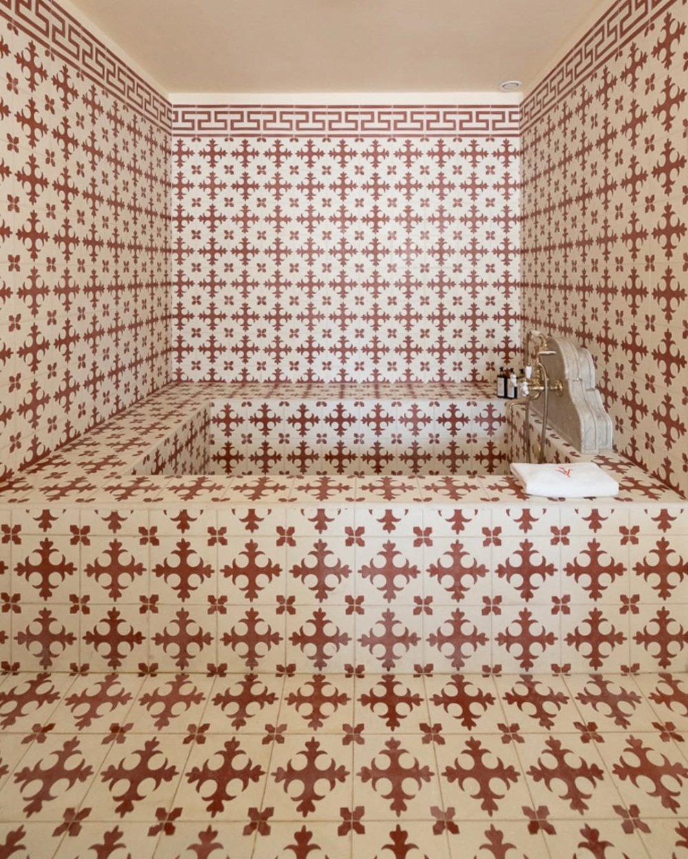 既呼應Louboutin的品牌標誌，也象徵文化意涵。