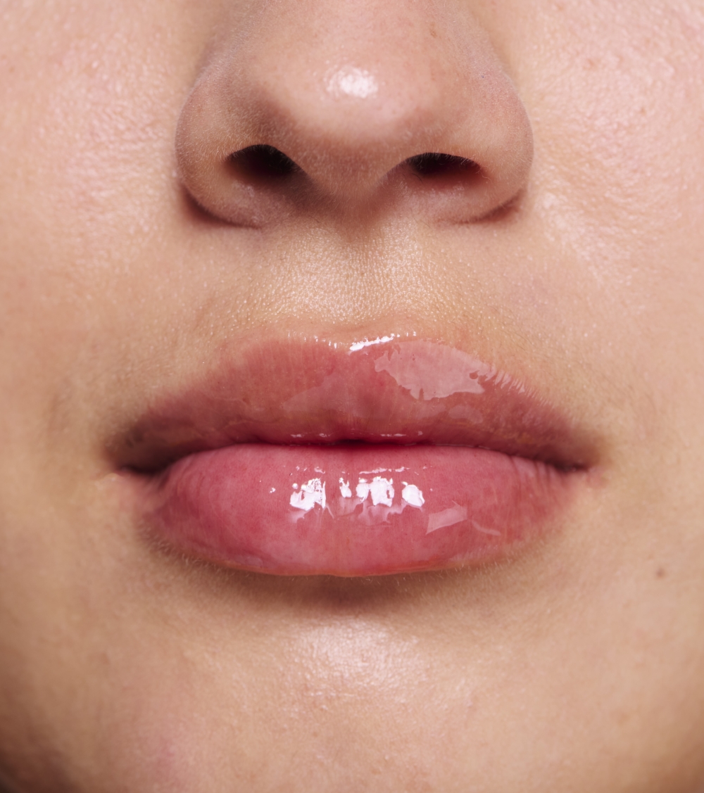 這支限定版「經典紅」將護唇油與唇彩完美融合