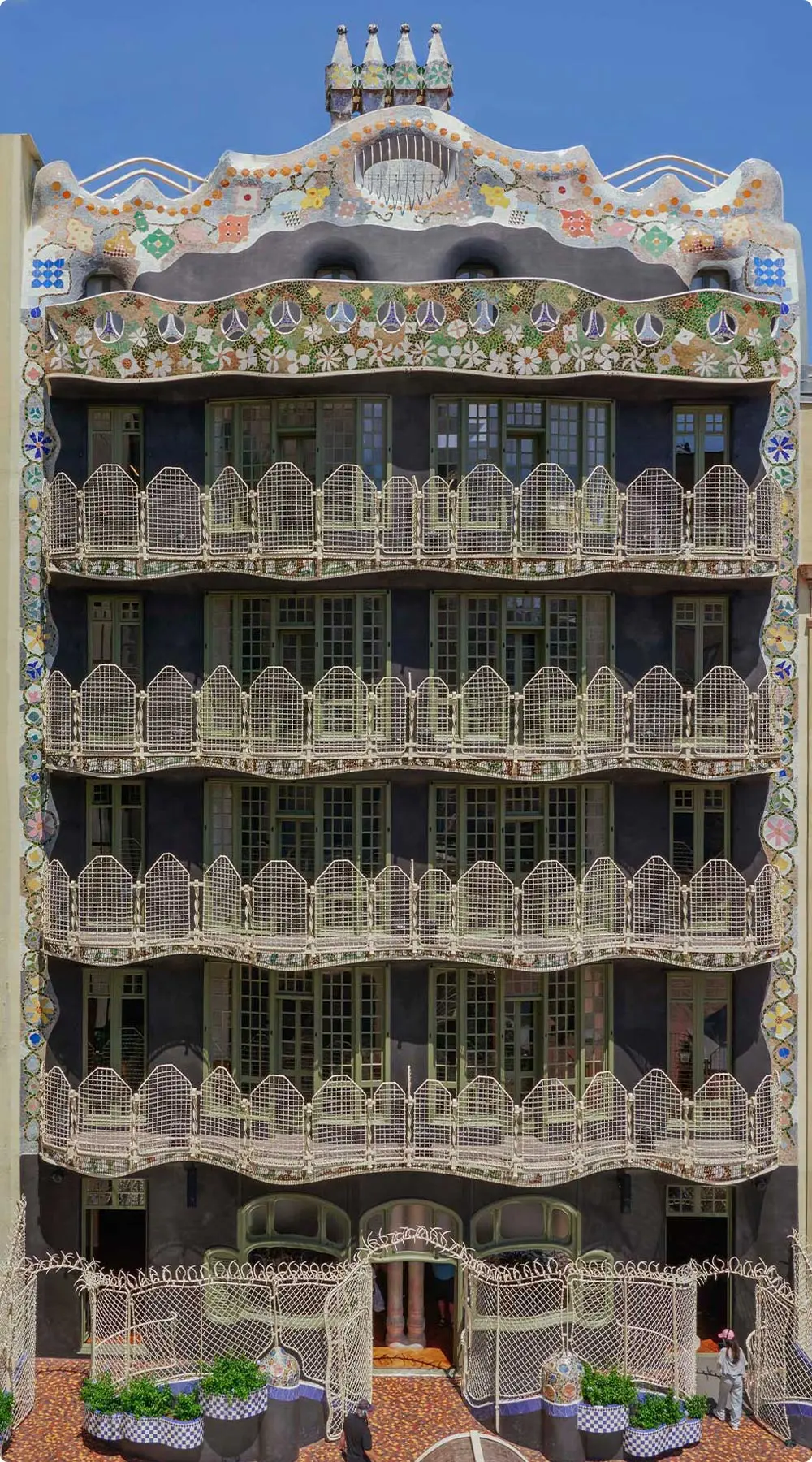 Casa Batlló(巴特羅之家)宛如自童話篇章中躍出的夢境,是西班牙建築師安東尼·高第最具魅力的住宅傑作之一。