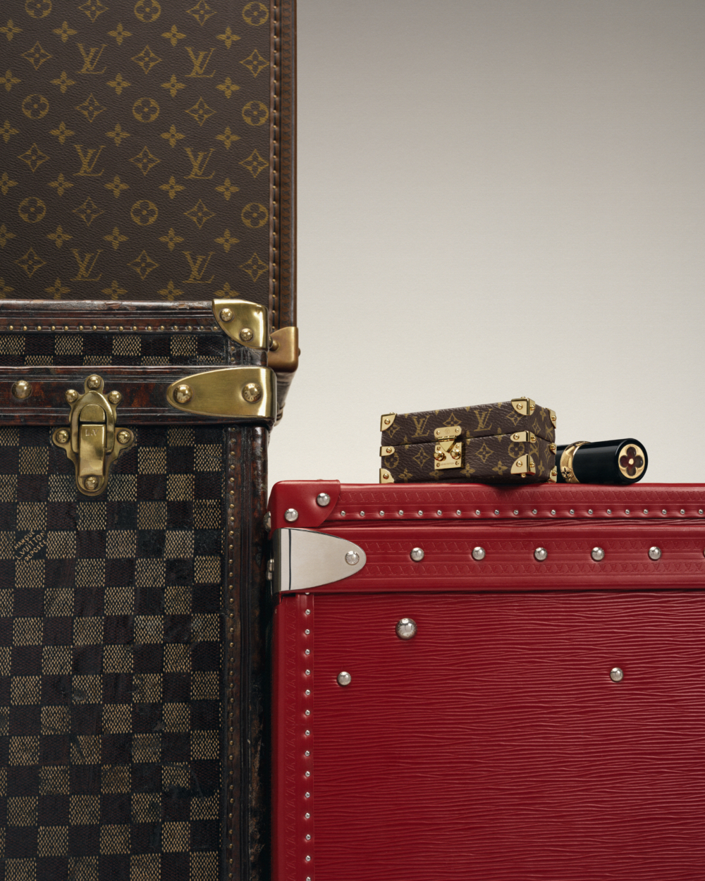 硬箱版的迷你唇膏收納盒,以經典Monogram帆布製作,S-Lock鎖扣和金屬細節