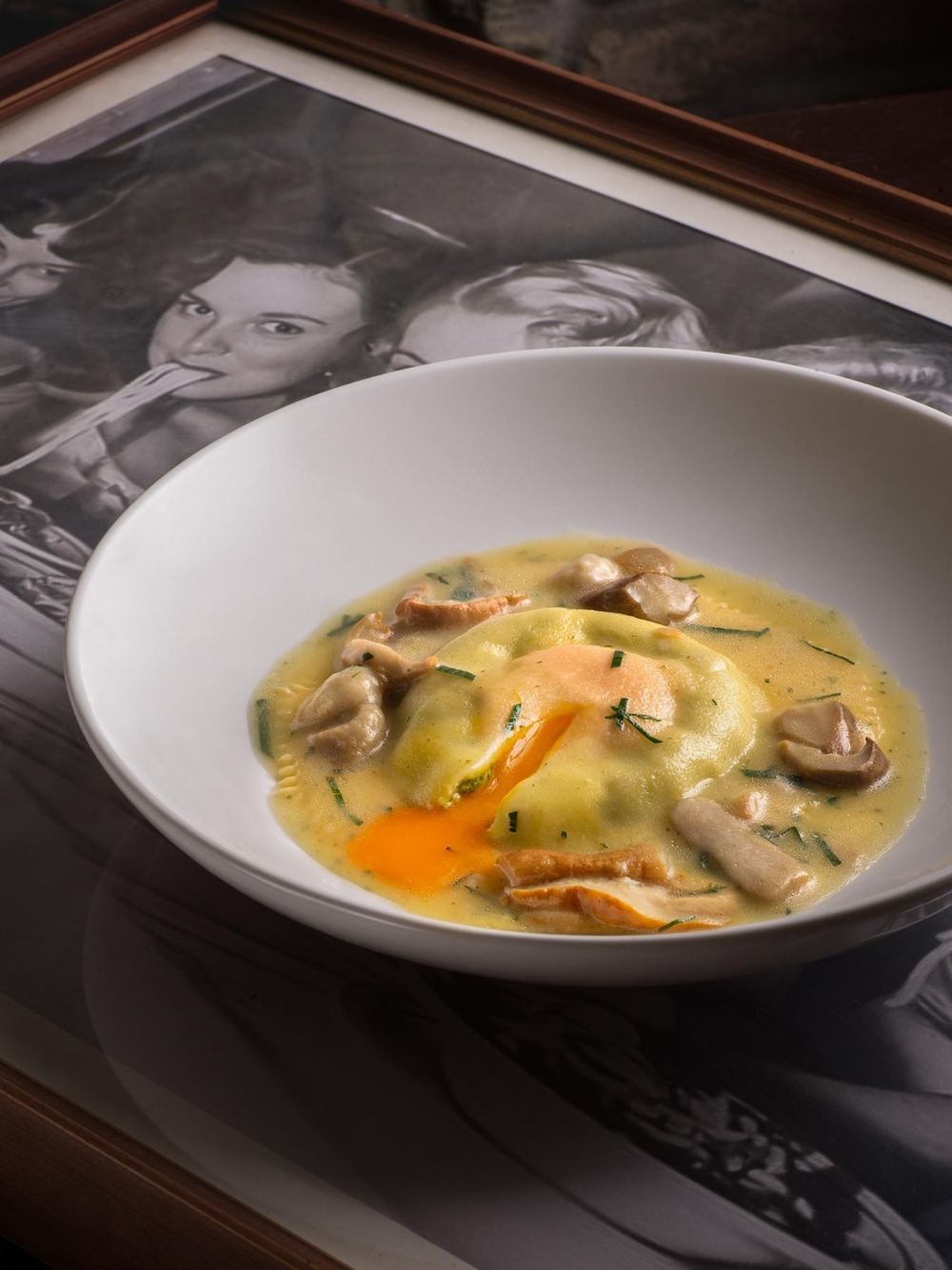 Egg Raviolo（晚市限定 ）巨型意式雲吞，柔韌麵皮包裹三重芝士與意大利菜蓉，切開瞬間流心蛋黃緩緩溢出，香濃滑潤，層次豐富。