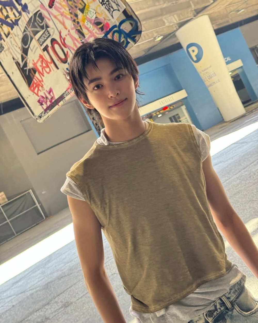 出道前，他是游泳比賽的常勝軍，擁有運動員般健康體態