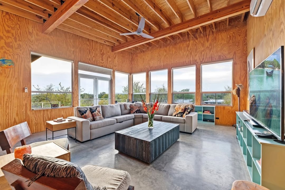 蓋起各自的小木屋，還打造一棟共用大屋。