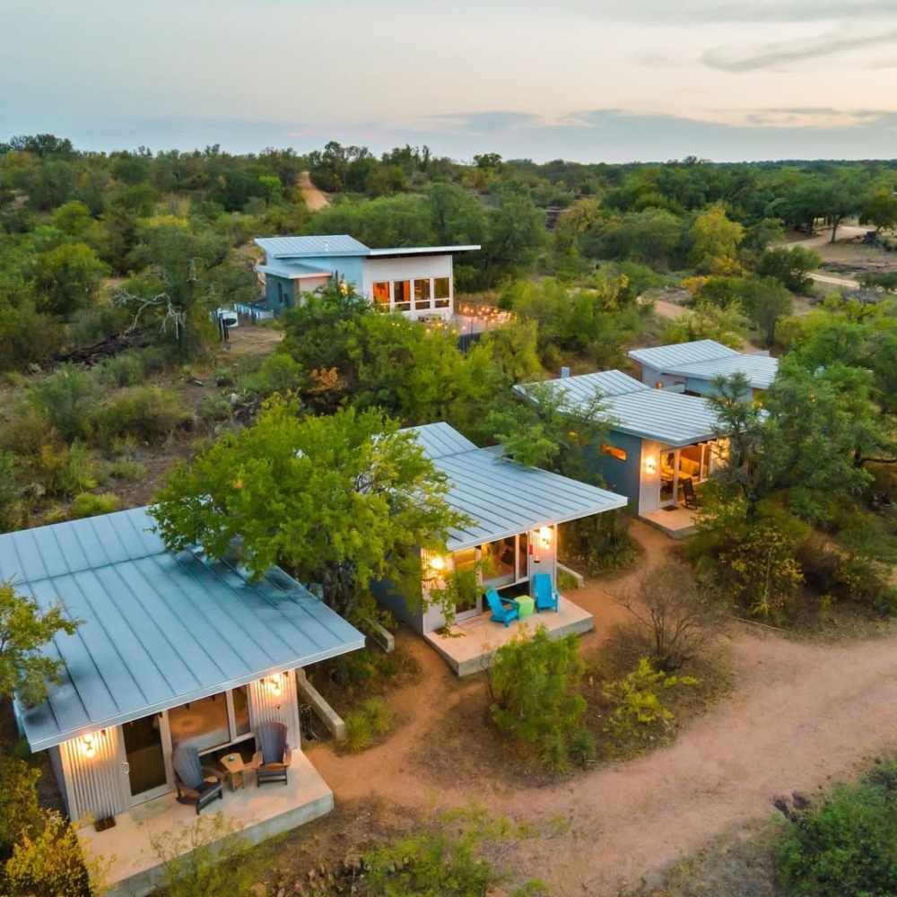 想像你問一群老朋友：「老了以後，我們要不要一起住？」